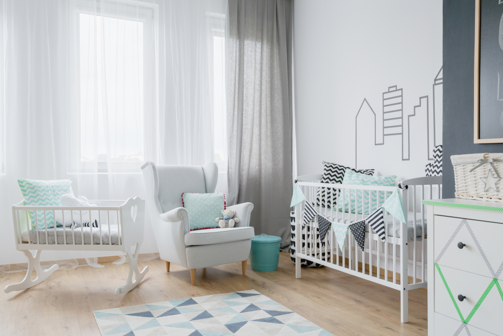 chambre de bébé avec vert pastel et gris, motifs chevrons