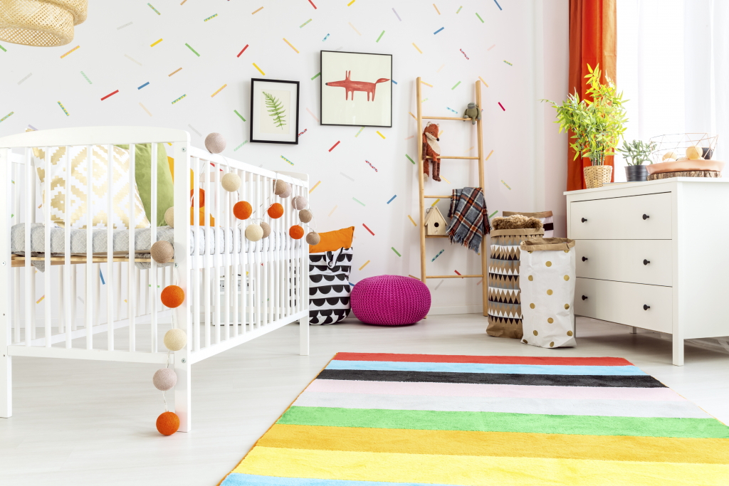chambre de bébé blanche et multicolore