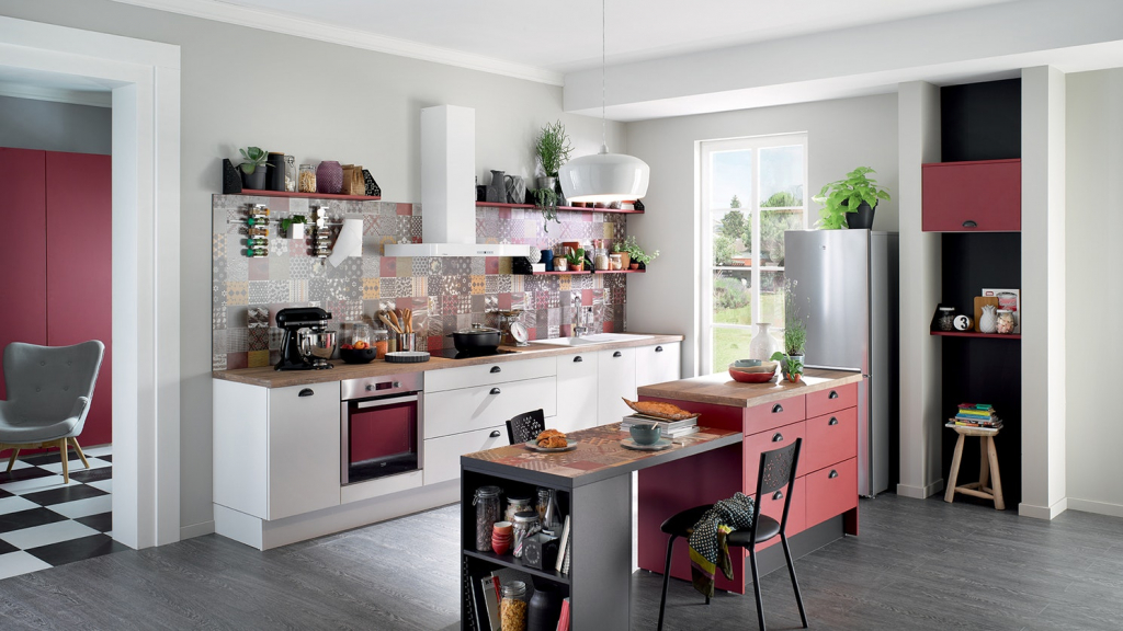 cuisine posée par un cuisiniste avec carreaux de ciment gris et bordeaux