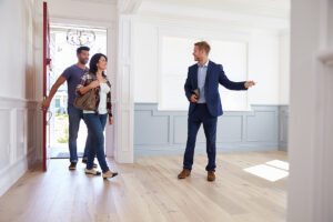 Couple visite une maison pour estimer les travaux à effectuer